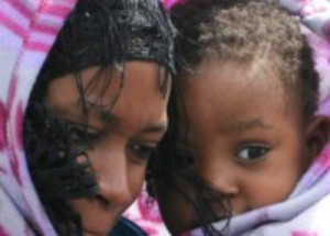 E' attraccato al porto di Catania oggi pomeriggio, 2 maggio 2011, il traghetto 'Flaminia' con a bordo circa 1.300 migranti, tra cui donne e bambini, provenienti da Lampedusa. A Catania sono sbarcate circa 800 persone. ANSA/ORIETTA SCARDINO