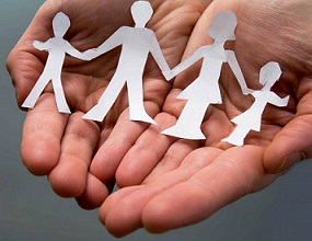 famiglia nelle mani adozioni-internazionali