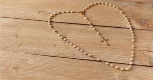 Il Rosario dei bambini abbandonati. Cambiare il proprio cuore per accogliere un bambino che rinasce figlio