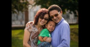 Un percorso di guarigione e amore. La storia di Yu Mo e dei suoi genitori adottivi