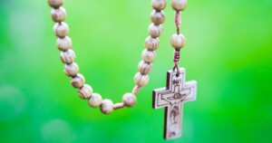 Il Rosario dei bambini abbandonati. Nell’adozione la scelta di un amore coraggioso e incondizionato